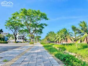 Bán lô đường 10m5 kẹp vệt cây xanh sát trường đại học FPT