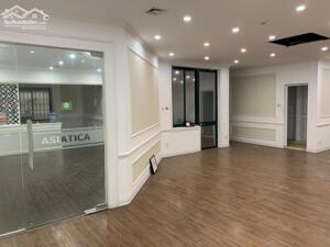 cho thuê chung cư M3M4 Nguyễn Chí Thanh. 165m, 3 phòng ngủ, đồ cơ bản ở hoặc làm VP