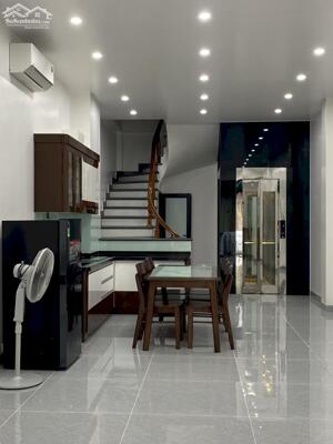 Cho thuê nhà ở Văn Cao - có thang máy - cho người nước ngoài ở