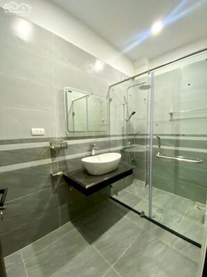 Bán nhà xây mới thang máy 5 tầng thông sàn đủ 3 ngủ vs khép kín tầng 1 kinh doanh