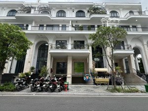 cho thuê nguyên căn vị trí đẹp nhà có thang máy. giá chốt $ 55tr/ tháng. tại kdt vạn phúc city