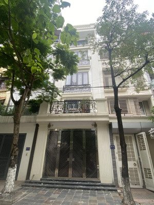 cần cho thuê nhà liền kề kdt văn quán, hà đông. dt 100m x4 tầng, mt 5m giá rẻ nhất khu vực.