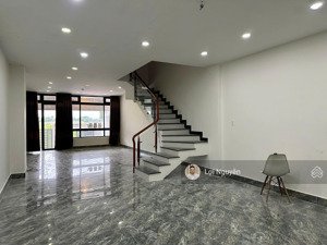 nhà nguyên căn 5x22m hầm 4 tầng nhà mới 100%, có 5pn 5wc, full máy lạnh, có hầm xe. giá chỉ 28tr/th