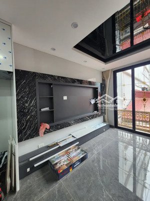 siêu phẩm hồng mai mt 4m thang máy ngõ ô tô dân trí cao kinh doanh thuận lợi