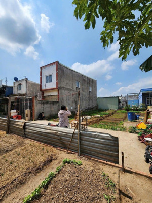 còn xót lại 1 lô đất duy nhất cách lò lu 70m,p.trường thạnh, dt: 80m2, giá: 4.4 tỷ