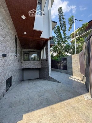 nhà đường hai bà trưng diện tích: 10x20m hầm 4 tầng cho thuê