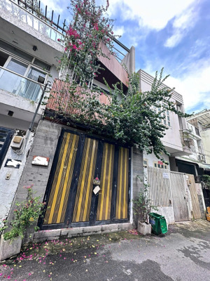 nhà 3 tầng 2 mặt tiền , đường 11 trường thọ - xây hiện đại kiên cố , đường oto , khu an ninh