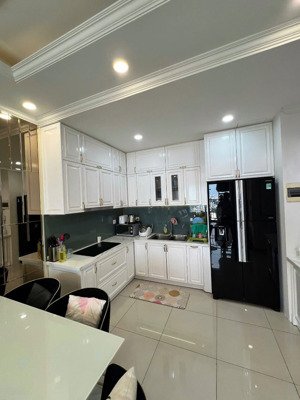 trống sẵn căn 2pn đẹp như hình - cần cho thuê giá 17,5 triệu / tháng . lh em trúc ạ