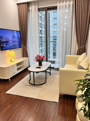 siêu phẩm cc cao cấp m1.1019 ,tầng trung, ban công đông nam thoáng mát, 4,2 tỷ net, dt tt 47m