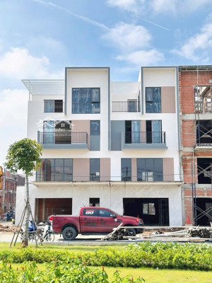 chỉ 2,4 tỷ sở hữu shophouse 4 tầng, dt sàn 250m2 mặt tiền kinh doanh lê lai, cho thuê từ 35tr/tháng