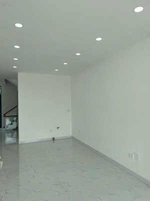 cho thuê nhà mặt phố 25tr còn bớt , 110m2, 5pn + 6wc, bình hưng bình chánh , hcm chỉ với uy tín