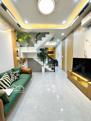 bán nhà sát a đường hoàng văn thụ. hẻm xe hơi. tiện di chuyển sân bay, quận 1