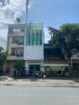 chính chủ cần bán gấp đất hẻm 740 ql13, 11*44m, giá 20 tỷ. lh mr đa