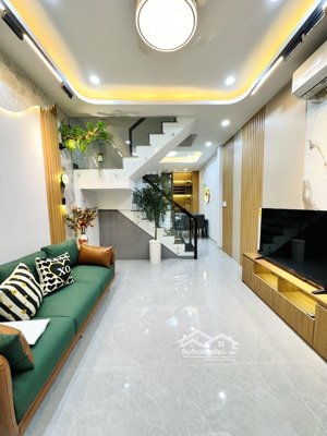 gấp bán nhà sát mặt tiền đường hoàng văn thụ,hẻm ô tô,tặng full nội thất vào ở liền chỉ 8,x tỷ