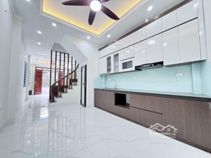 bán nhà cầu giấy, 10m ô tô, sát phố, 3 ngủ, nội thất xịn sò ở ngay 33m2 chỉ 8.3 tỷ.