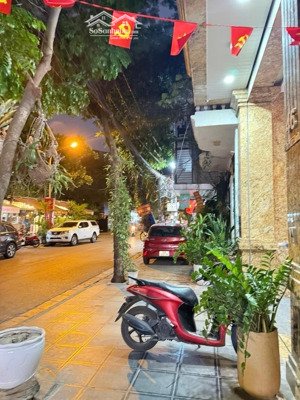 nguỵ như kom tum - phân lô - ô tô tránh vỉa hè, kinh doanh 42m2 x mt4,5m x 4 tầng. giá 20,9 tỷ.