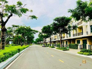 cần bán nhà phố verosa khang điền dt 6x17, vị trí đẹp view công viên.