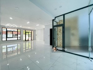 tầng trệt 7x22m (100m2) sẵn 1 phòng ở vạn phúc thoáng mát, có thang máy máy lạnh, hầm. giá rẻ 16 tr
