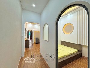 căn hộ dịch vụ 2 phòng ngủ - 2wc đầy đủ nội thất gần chợ , mặt tiền dễ di chuyển