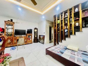 nhà xây dựng 5 tầng mặt ngõ chắc chắn có thang máy mặt tiền rộng 5,9 m nhà mua về ở sướng