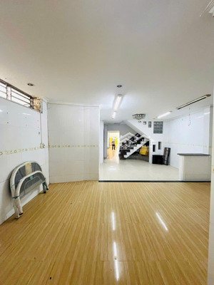 nhà cho thuê:
trệt 2 lầu rộng - mặt tiền đ. đình chiểu thông ra nguyễn trãi, ninh kiều __ -- giá: