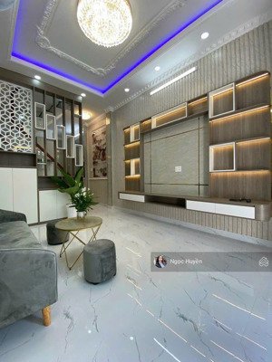 cực phẩm - nhà 2 tầng mới đẹp -hxh -gần chợ đầu mối -dt : 80m2 - giá 4,6 tỷ