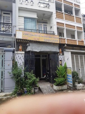 nhà nguyên căn 2 lầu 4 phòng ngủ dg xe oto giá 9,5tr