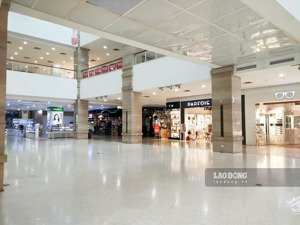 tầng 1 chân đế chung cư quá đẹp cho vị trí vàng, giữ ngã tư, 2 mặt tiền, vỉa hè ~70m2 giá siêu rẻ