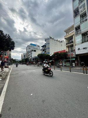 cho thuê mặt tiền ngang 12m, đường 41 trung tâm quận 4, giá 130tr/tháng.