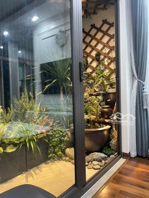 chính chủ gửi bán căn hộ 2 phòng ngủ, 2 vệ sinh, sẵn nội thất, giá 4.6 tỉ