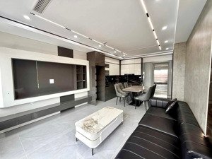 một căn nhà 54m2 xây mới 6 tầng, thang máy xịn, ô tô vào nhà tại bồ đề, hàng hiếm vậy mà có 26,8 tỷ