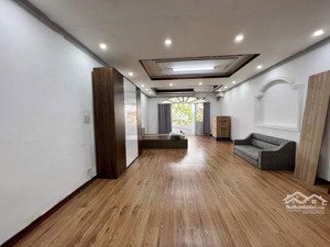 cho thuê căn hộ studio ban công rộng gần 50m2 full nt ngay mặt tiền nguyễn chí thanh quận 5