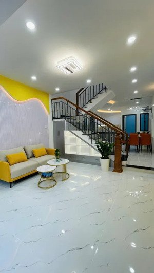 nhà đẹp nở hậu phong thủy 2 tầng 3 phòng ngủ full nội thất