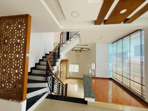 cho thuê nhà căn góc hẻm hoàng hoa thám vũng tàu cách biển 300m, giá 13 triệu/ tháng. lh e yến