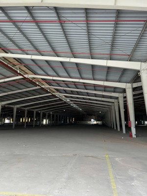 cho thuê kho xưởng 6200m2 + 3500m2 pháp lý đầy đủ ở phường chánh phú hoà bến cát bình dương ( cũ )