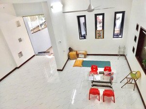 nhà 100m2 4 tang .view bờ sông công viên đường 27 sieu hiếm. hbc.thủ đức. 11.4 ty