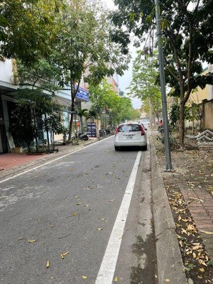 phố nhổn thang máy lô góc - ngõ thông - ô tô - nở hậu đi bộ ra ga nhổn -giá mềm thoáng vị trí đẹp