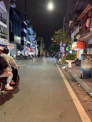 bán nhà bạch mai 30m², 6 tầng, ô tô đỗ cửa, vị trí trung tâm, ở ngay.