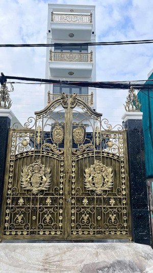siêu phẩm nhà 5 tầng có tháng máy ngay hồng long, có sân đậu 2 xe hơi lớn, diện tích 110m2 full thổ