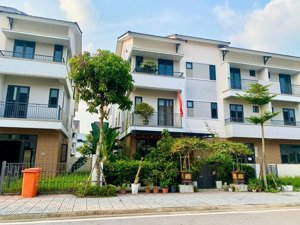 chủ cần tiền bán gấp căn shophouse gần cổng chính giá tốt hơn thị trường 500tr nhà mới tinh