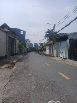 bán nhà. hxh. trục đường gò cát phường phú hữu kết cấu 3 tần thuận tiện ở và kd vp giá tốt