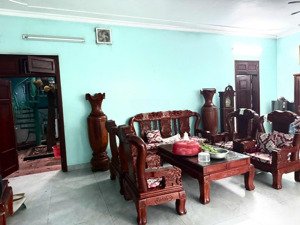 bán đất tặng nhà sân vườn, 2 mặt đường to, dt 220 m2, mt 14m, đầu tư tách 3 lô đẹp luôn. 