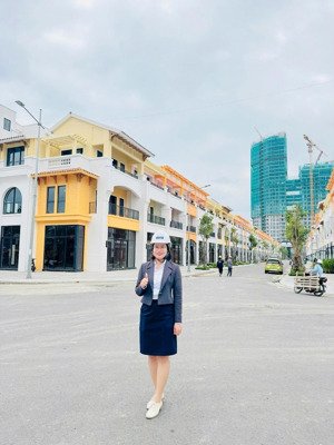 nam anh - căn shop khối đế hơn 200m2 của cđt sun group, giá ko chênh, pháp lý sở hữu lâu dài.