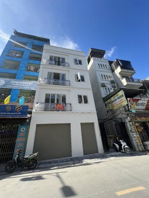 cho thuê nhà mặt phố duy tân, diện tích 80m2 x 4 tầng, mặt tiền 6m làm nhà hàng cũng được