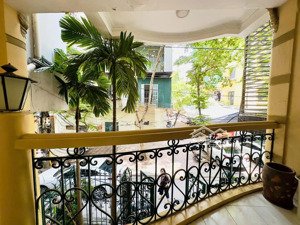 bán đất tặng nhà ngõ sạch đẹp văn minh đi bộ 3 phút ra hồ tây, mặt tiền 8m