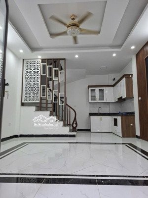 trung tâm long biên -full nội thất - mới toanh -ngõ ô tô thông -ô tô tải đỗ cổng