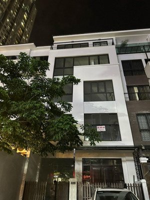 cho thuê lk hoàng thành , mỗ lao, hà đông ,dt 150m2, 5 tầng, thang máy giá 55 tr/th