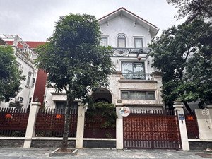 biệt thự đơn lập, làng việt kiều châu âu, 250m2, nội thất sang trọng, siêu vip, ở sướng.