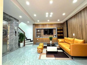 chỉ hơn 8 tỷ, có ngay nhà 43m, 5t thang máy nhập khẩu , sát oto, ngõ thông, phố lạc long quân,đủ nt