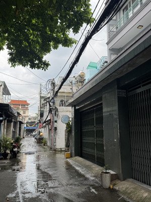 nhà 4 tầng ở liền. gần ngã 5 gv. 61m2 hxh 1 trục 30m ra mặt tiền quang trung. shr chỉ 130tr/m